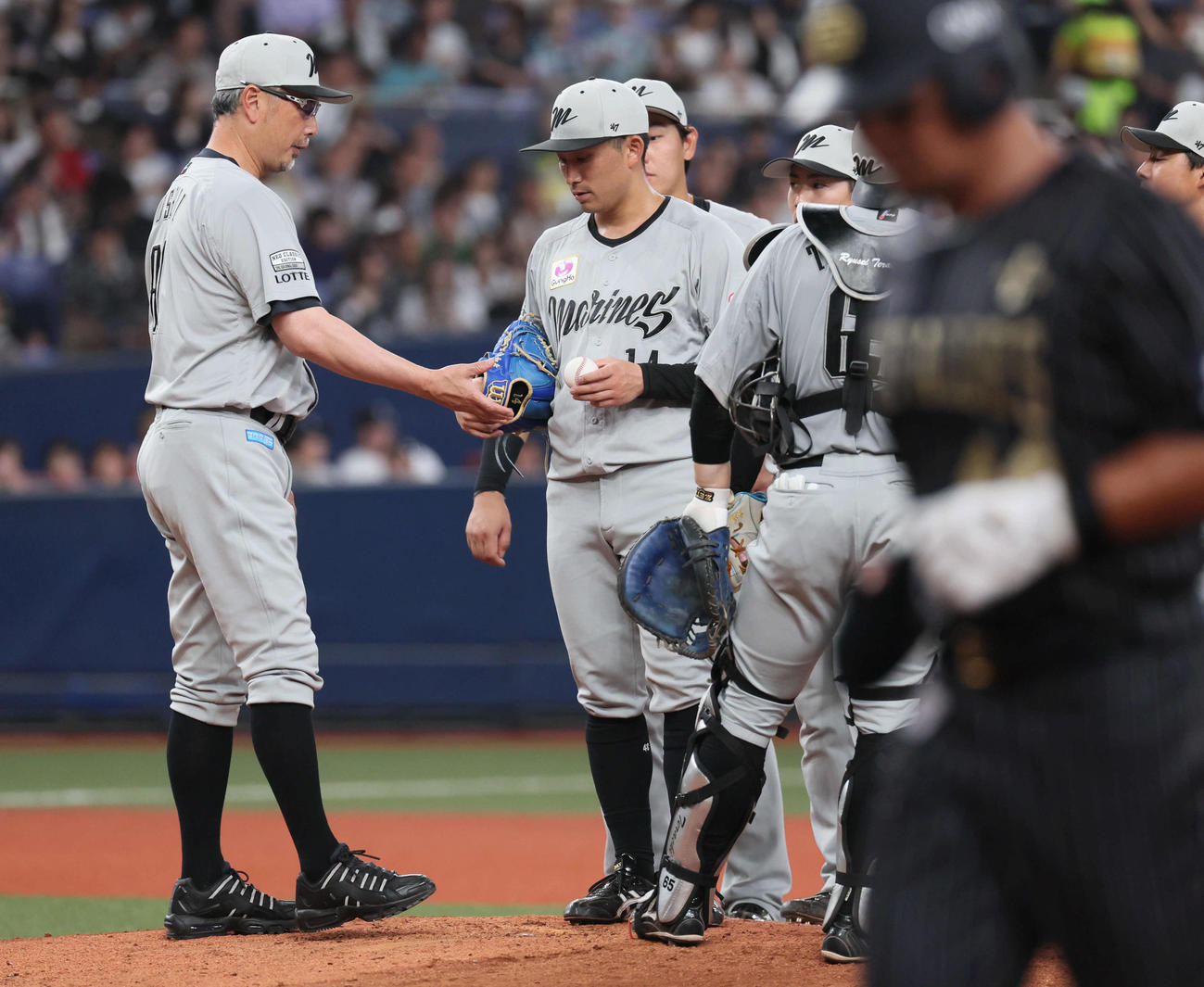 オリックス対ロッテ　5回裏オリックス2死一、二塁、吉井監督（左）は小島（中央）に交代を告げる（撮影・宮崎幸一)
