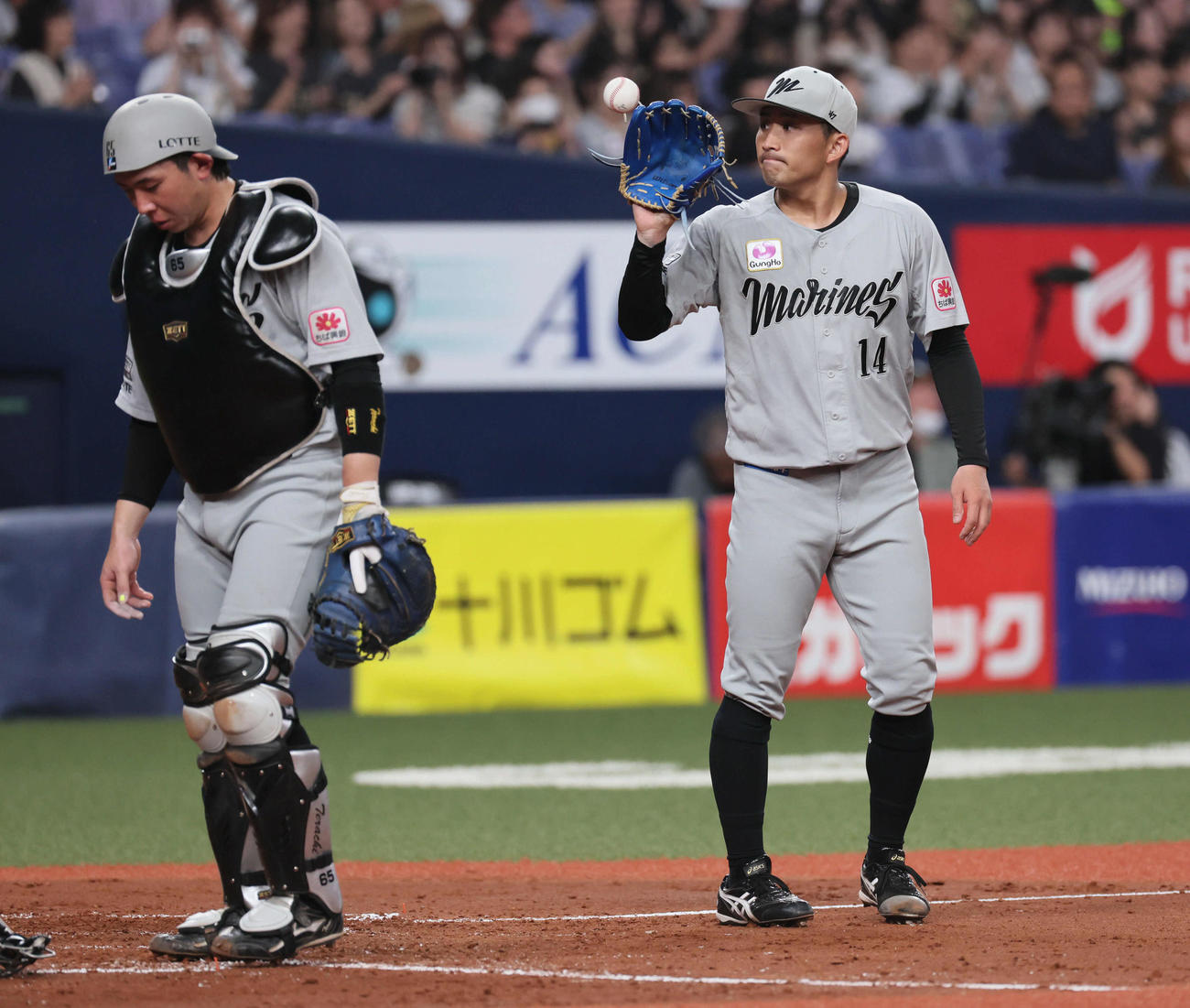 オリックス対ロッテ　3回裏オリックス1死二、三塁、小島（右）は頓宮佑磨に中犠飛を浴び、3点目を失う（撮影・宮崎幸一)