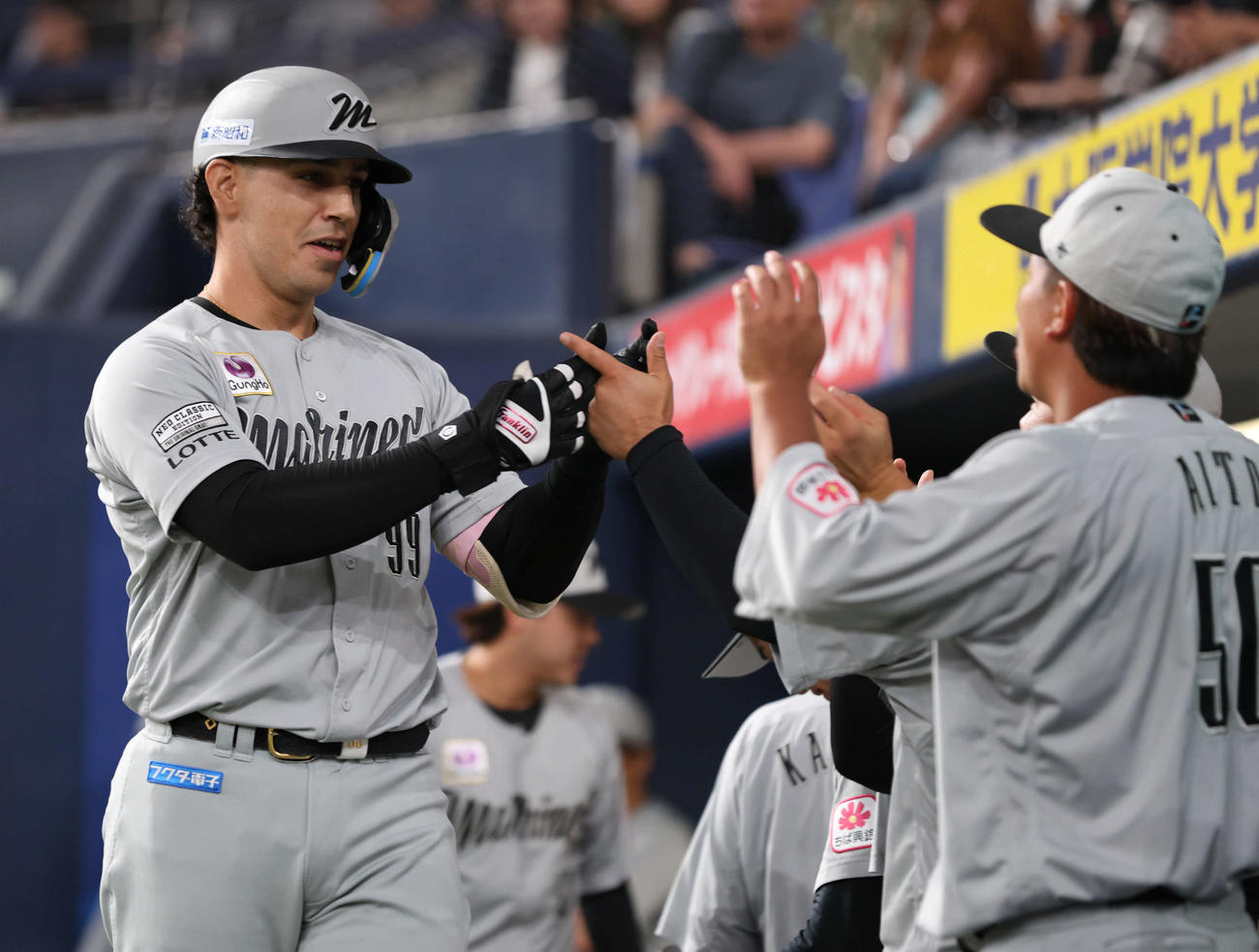 オリックス対ロッテ　2回表ロッテ無死、ソトは左越えに本塁打を放ち、ベンチ前で祝福を受ける（撮影・西尾就之）