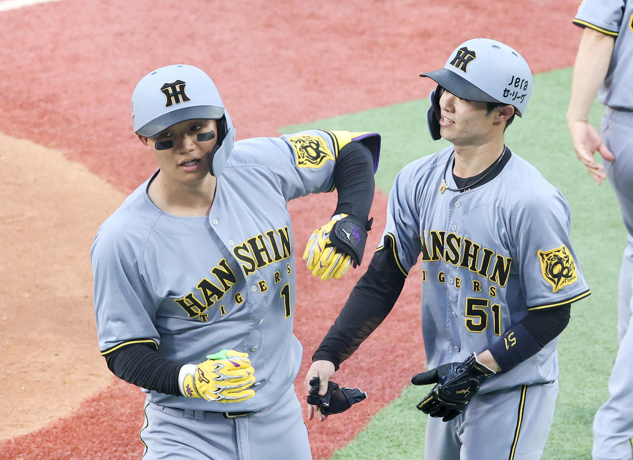 DeNA対阪神　1回表阪神1死一塁、森下（左）は左中間2点本塁打を放ち中野と喜ぶ（撮影・鈴木正人）