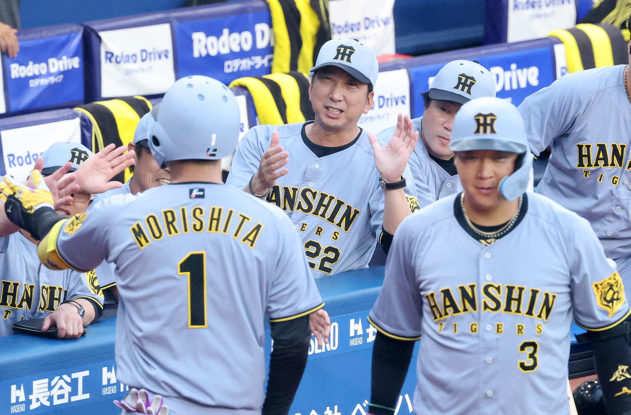 DeNA対阪神　1回表阪神1死一塁、森下（左）の左中間2点本塁打を迎える藤川監督（中央）（撮影・鈴木正人）