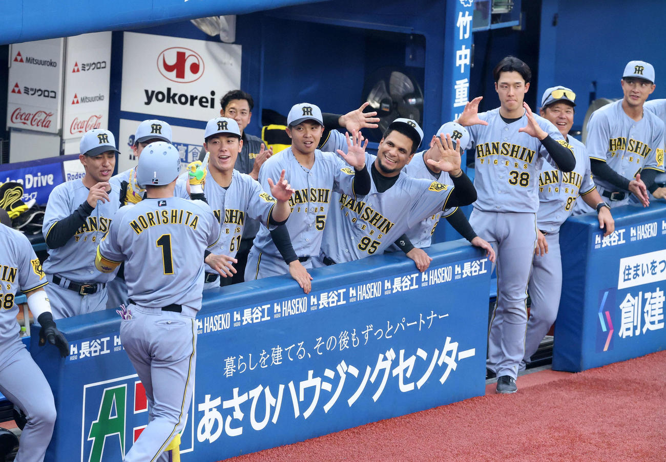 DeNA対阪神　1回表阪神1死一塁、森下（左）の左中間2点本塁打を迎える選手たち（撮影・鈴木正人）
