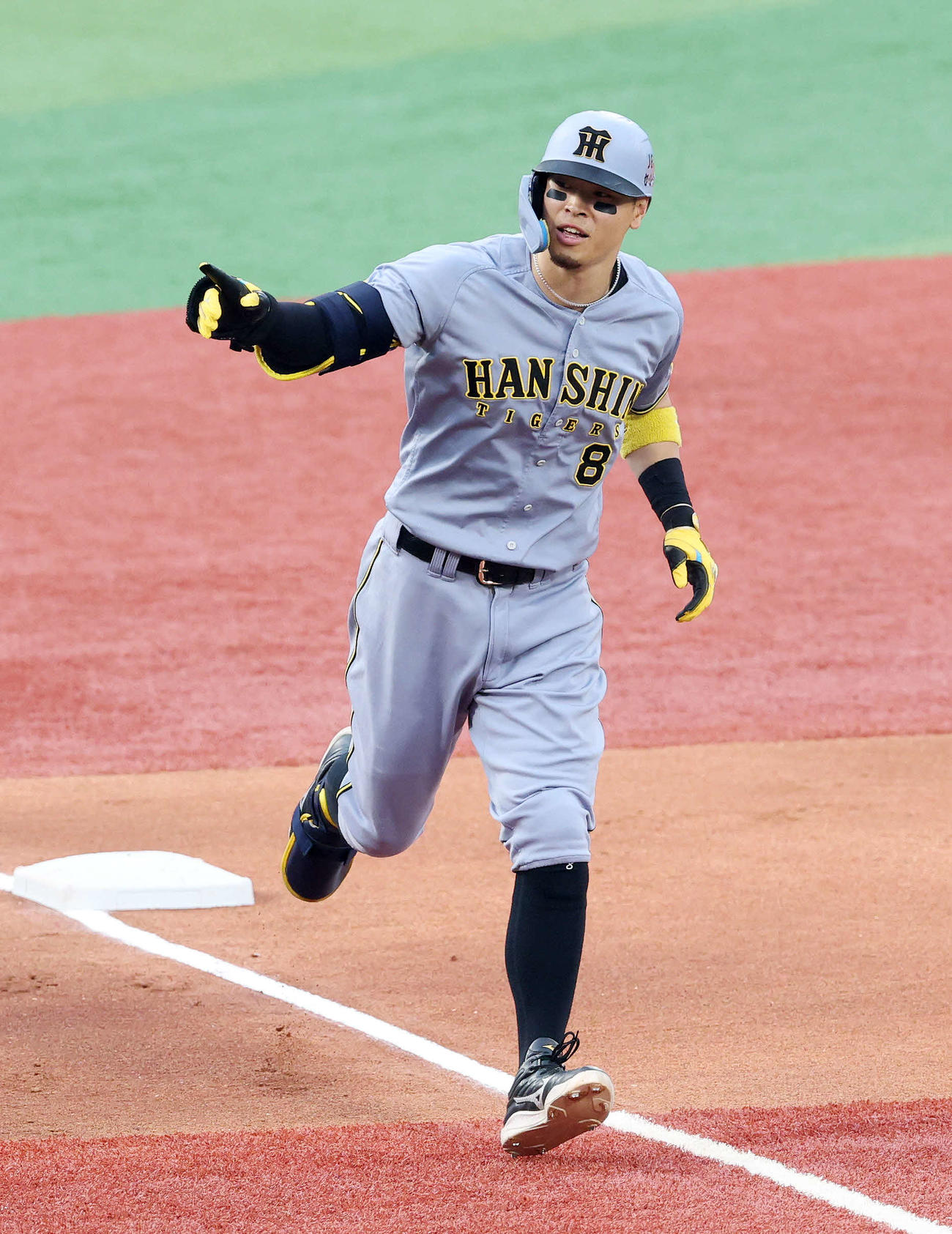 DeNA対阪神　1回表阪神1死、佐藤輝は右中間ソロ本塁打を放ちポーズを決める（撮影・鈴木正人）
