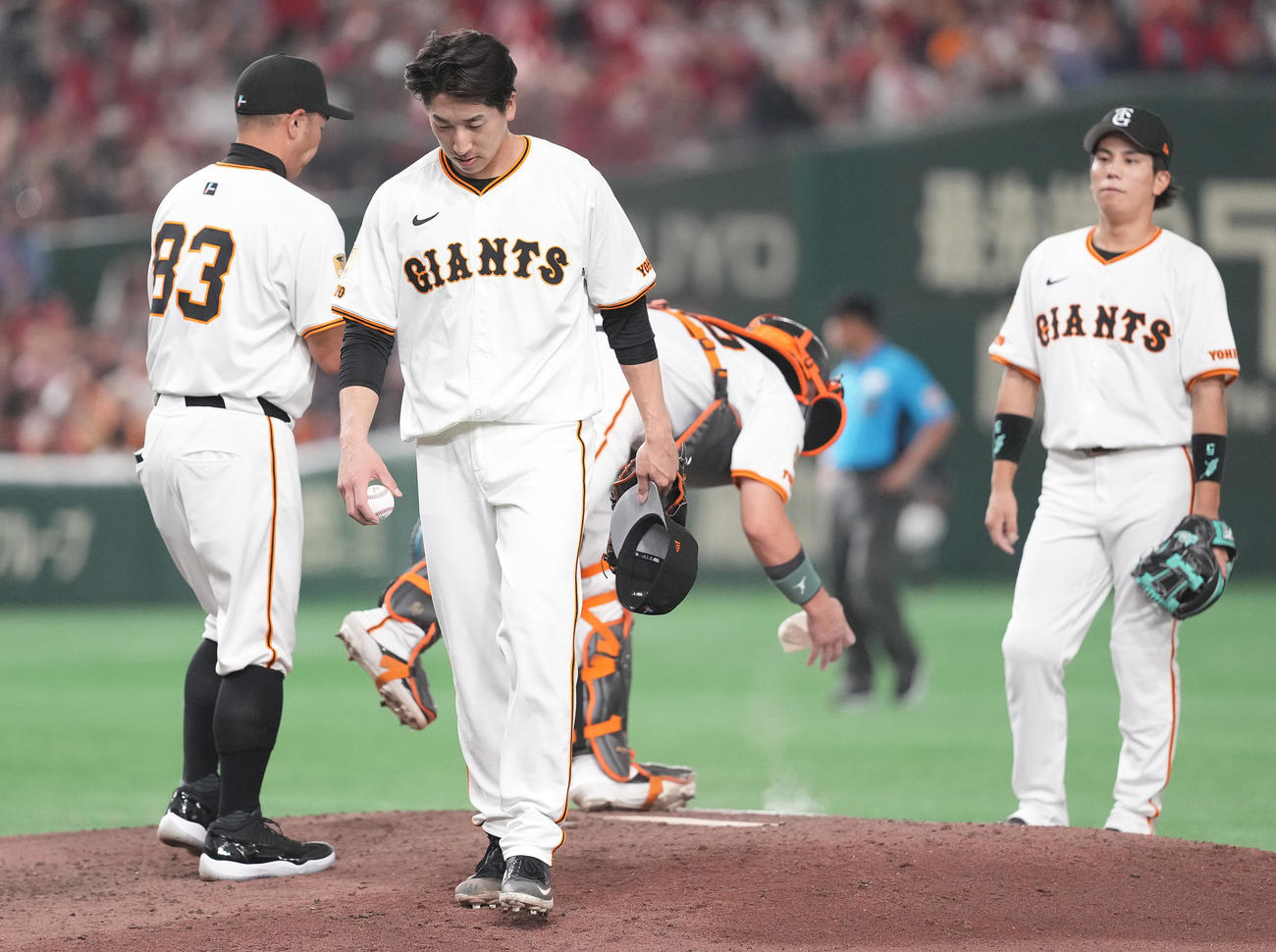 巨人対広島　9回表途中で降板する巨人大勢（中央）。左は阿部監督（撮影・鈴木みどり）