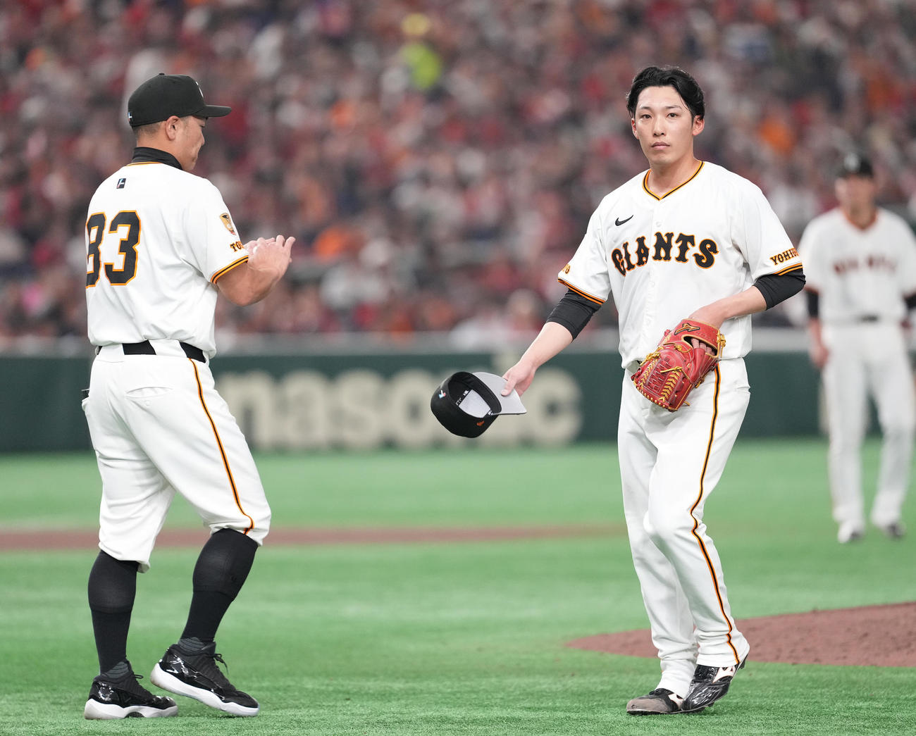巨人対広島　8回表途中で降板する巨人赤星。左は阿部監督（撮影・鈴木みどり）