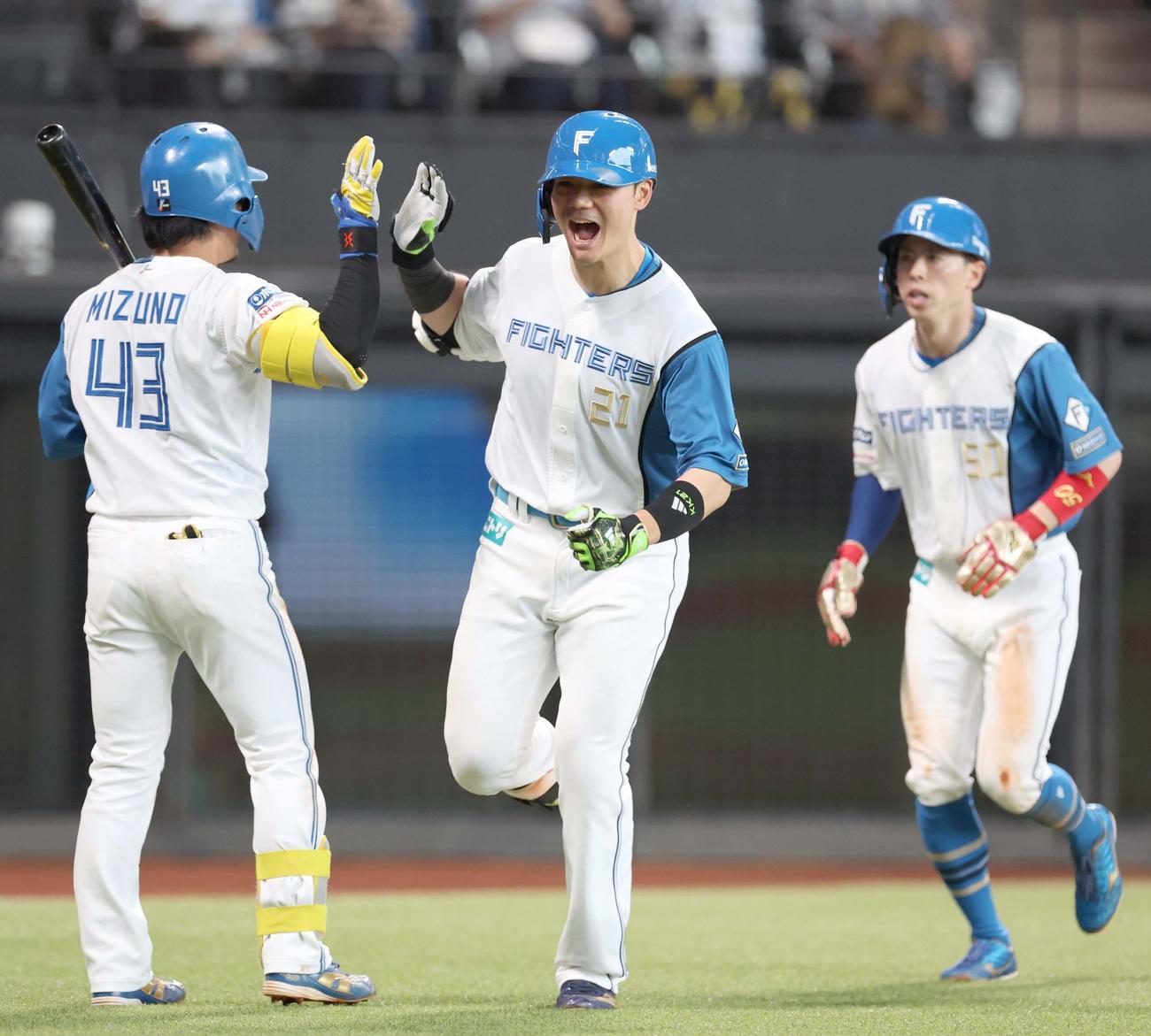 日本ハム対楽天　7回裏日本ハム2死一塁、右越え2点本塁打を放ち叫ぶ清宮幸（撮影・黒川智章）