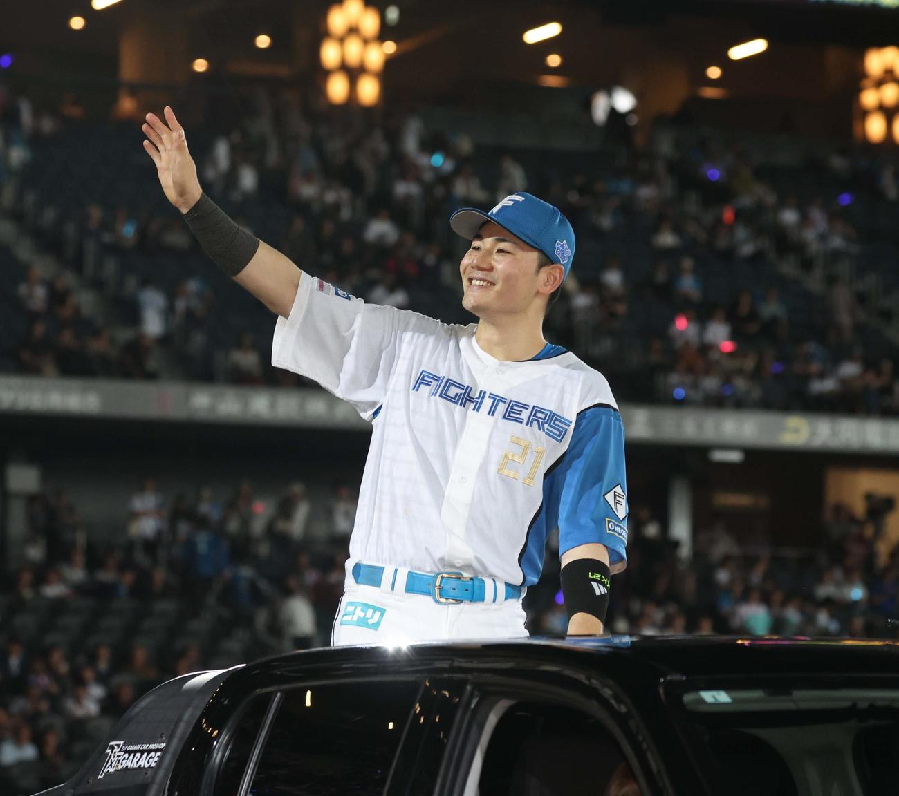 日本ハム対楽天　試合後、スタンドに手を振る清宮幸（撮影・黒川智章）