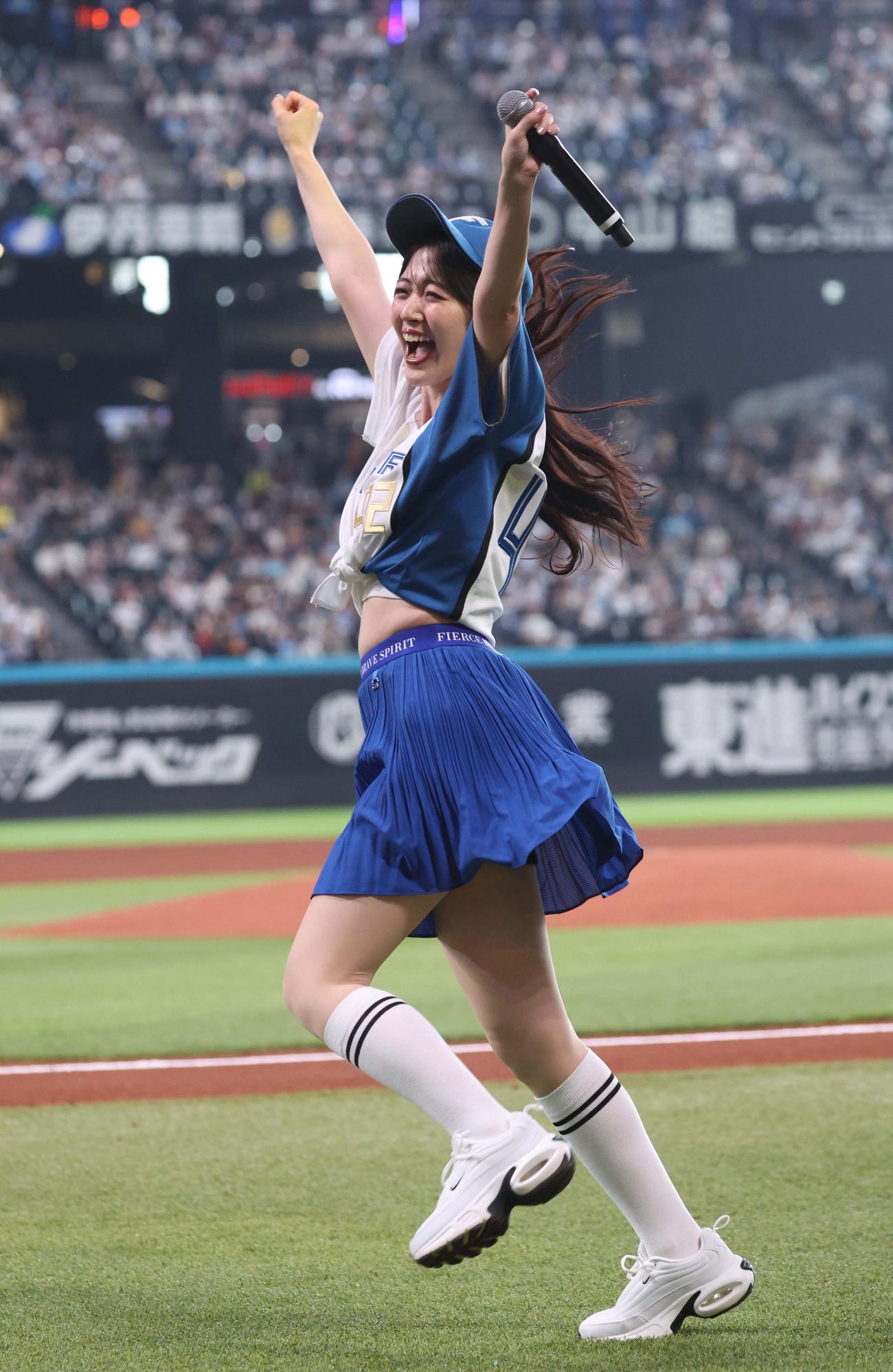 日本ハム対楽天　試合前にミニライブをする鈴木愛理（撮影・黒川智章）