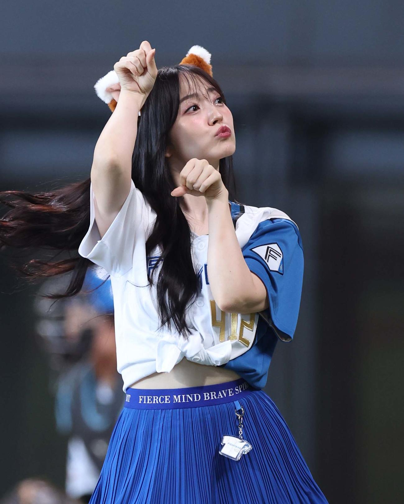 日本ハム対楽天　きつねダンスを踊る鈴木愛理（撮影・黒川智章）