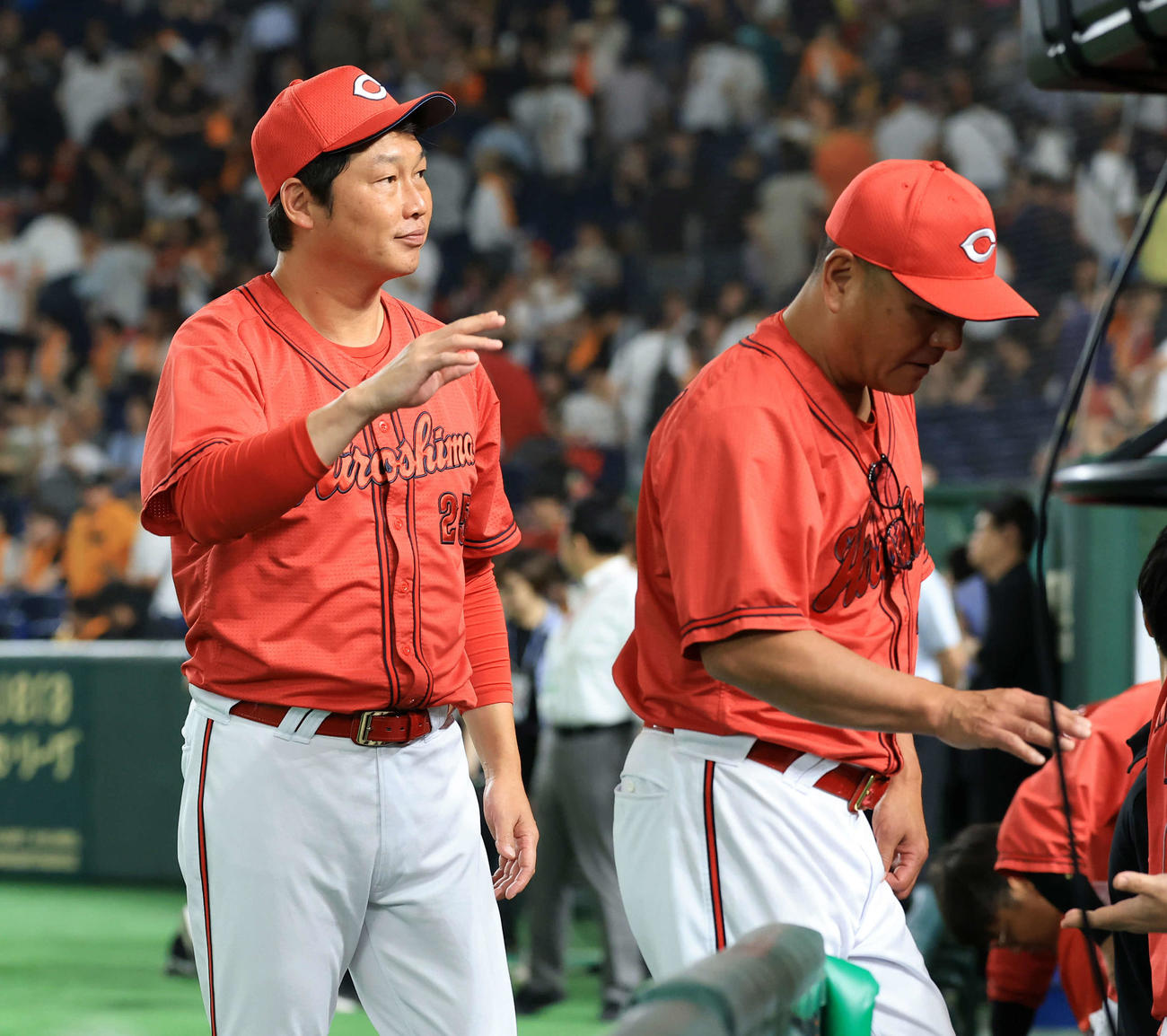 巨人対広島　逆転勝利し、スタンドに手を振り引き揚げる広島新井監督（撮影・浅見桂子）