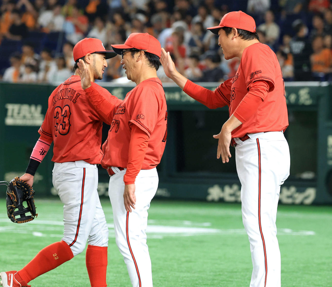 巨人対広島　逆転勝利し、ハイタッチで広島菊池（左）らを迎える新井監督（撮影・浅見桂子）