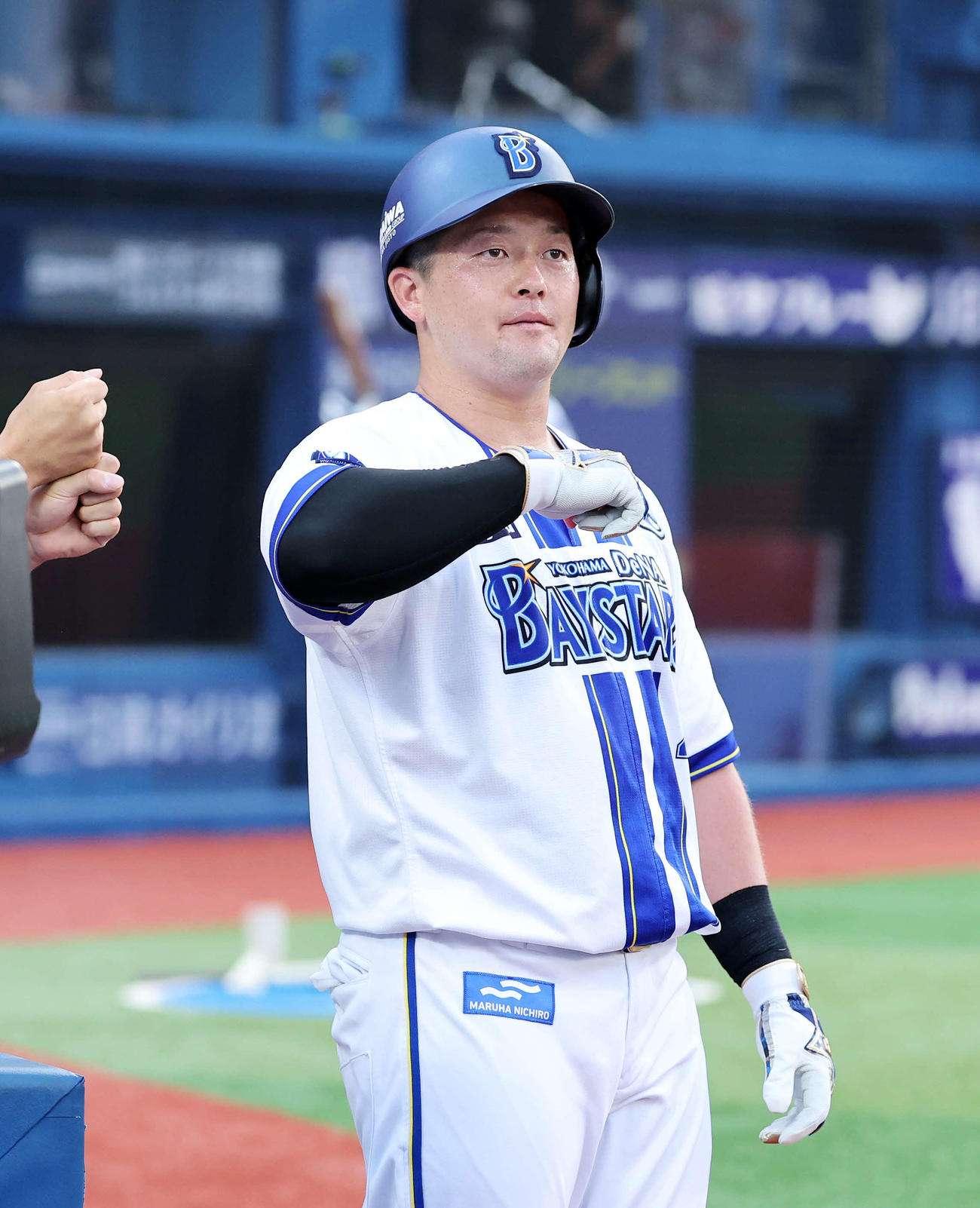 DeNA対阪神　2回裏DeNA無死、牧秀悟は左越えソロ本塁打を放ちデスターシャ（撮影・鈴木正人）