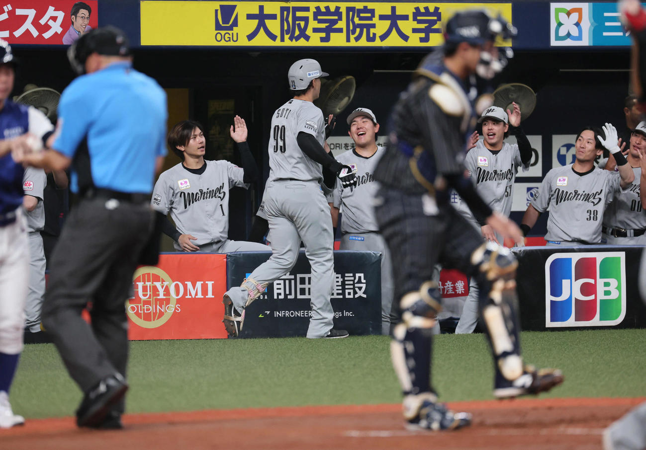 オリックス対ロッテ　2回表ロッテ無死、ソトは左越え先制本塁打を放つ（撮影・宮崎幸一)