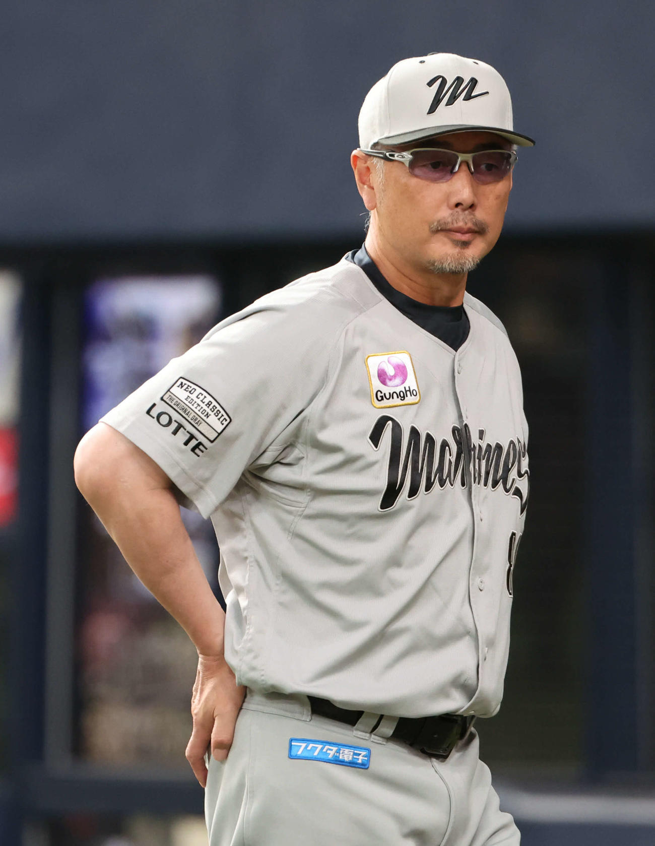 オリックス対ロッテ　6回の攻撃を終え、選手交代を告げたロッテ吉井監督はベンチに戻る（撮影・西尾就之）