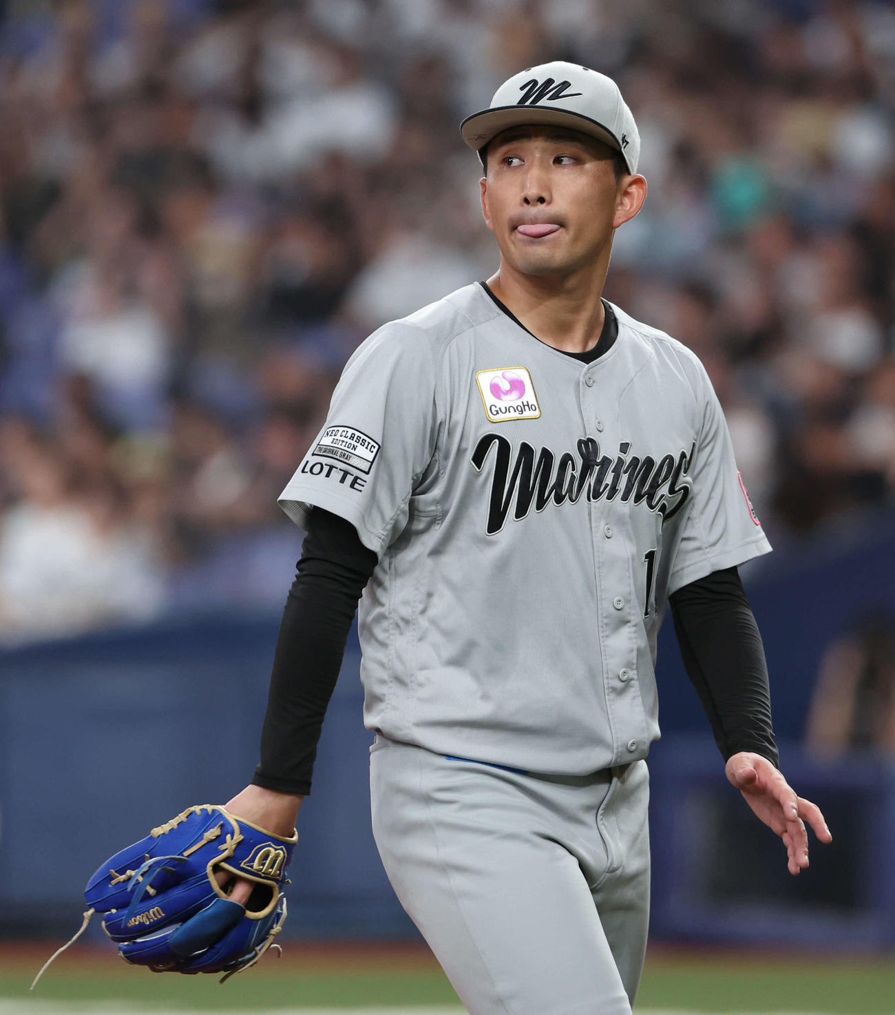 オリックス対ロッテ　ロッテ先発の小島は1回を無失点とし、舌を出しながらベンチに戻る（撮影・西尾就之）