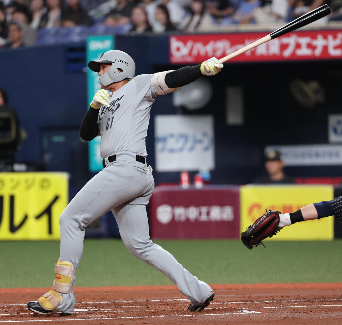オリックス対ロッテ　1回表ロッテ2死一塁、山本大は左前打を放つ（撮影・西尾就之）