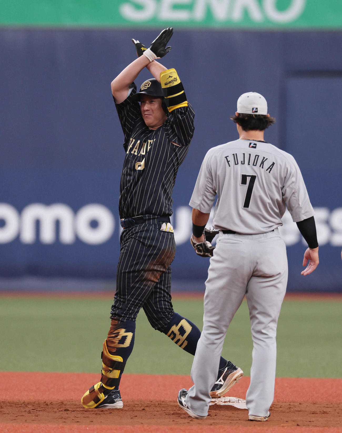 オリックス対ロッテ　7回裏オリックス1死二塁、杉本は中前適時打を放ち、送球間に二塁を狙うがタッチアウト。リクエストを要求するも判定は変わらず（撮影・宮崎幸一)