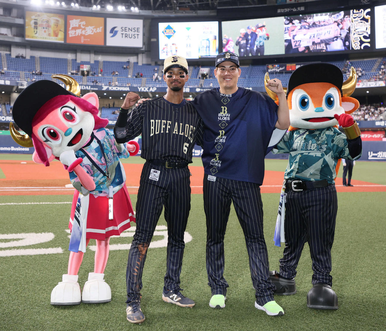 オリックス対ロッテ　ヒーローインタビューを終えてたたえ合うオリックス宗（左）と九里（撮影・宮崎幸一)