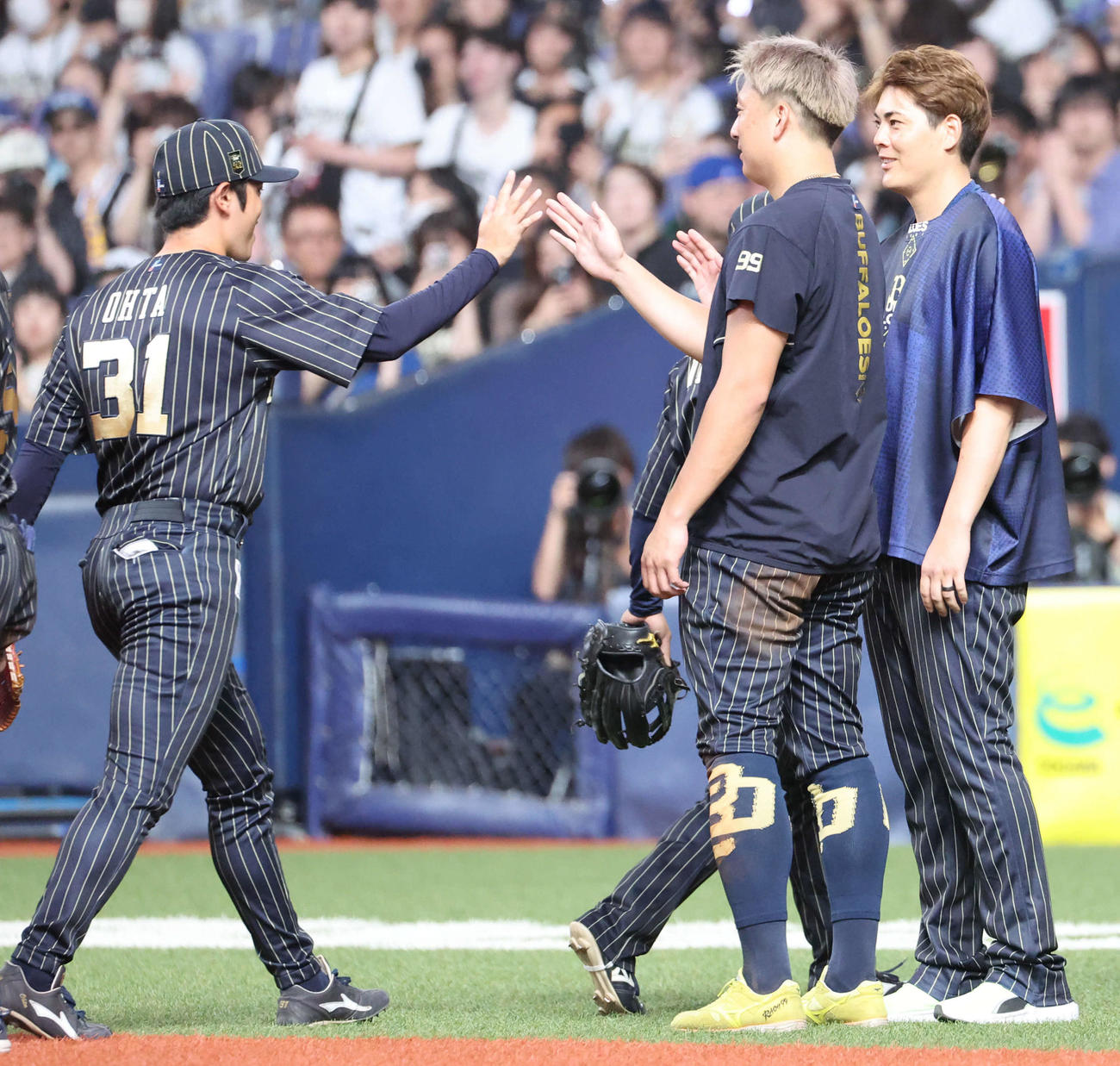 オリックス対ロッテ　7勝目を挙げた九里（右）はナインを出迎える（撮影・西尾就之）