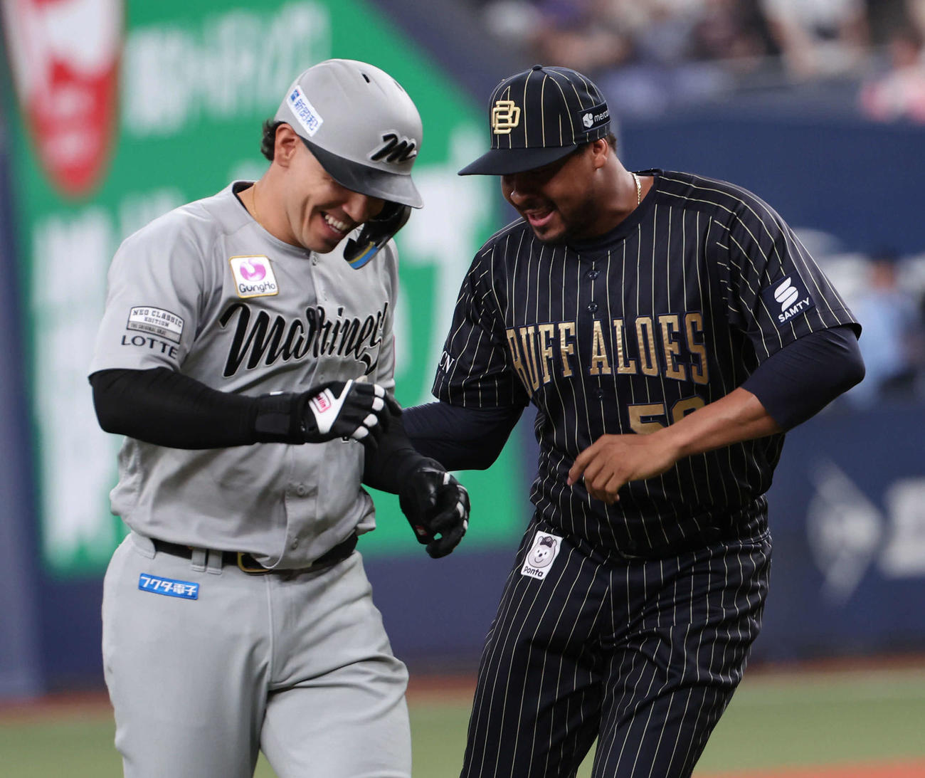 オリックス対ロッテ　オリックス2番手のペルドモ（右）は8回を無失点としたあと、安打で出塁していたソトをたたいてからベンチに戻る（撮影・西尾就之）