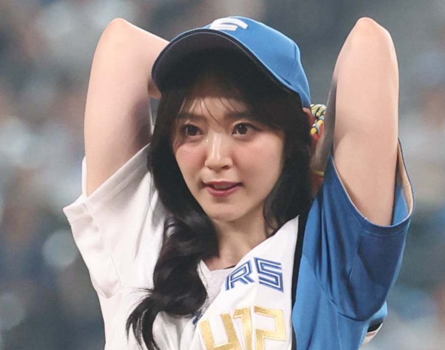 日本ハム対楽天　ファーストピッチセレモニーで投球する鈴木愛理（撮影・黒川智章）