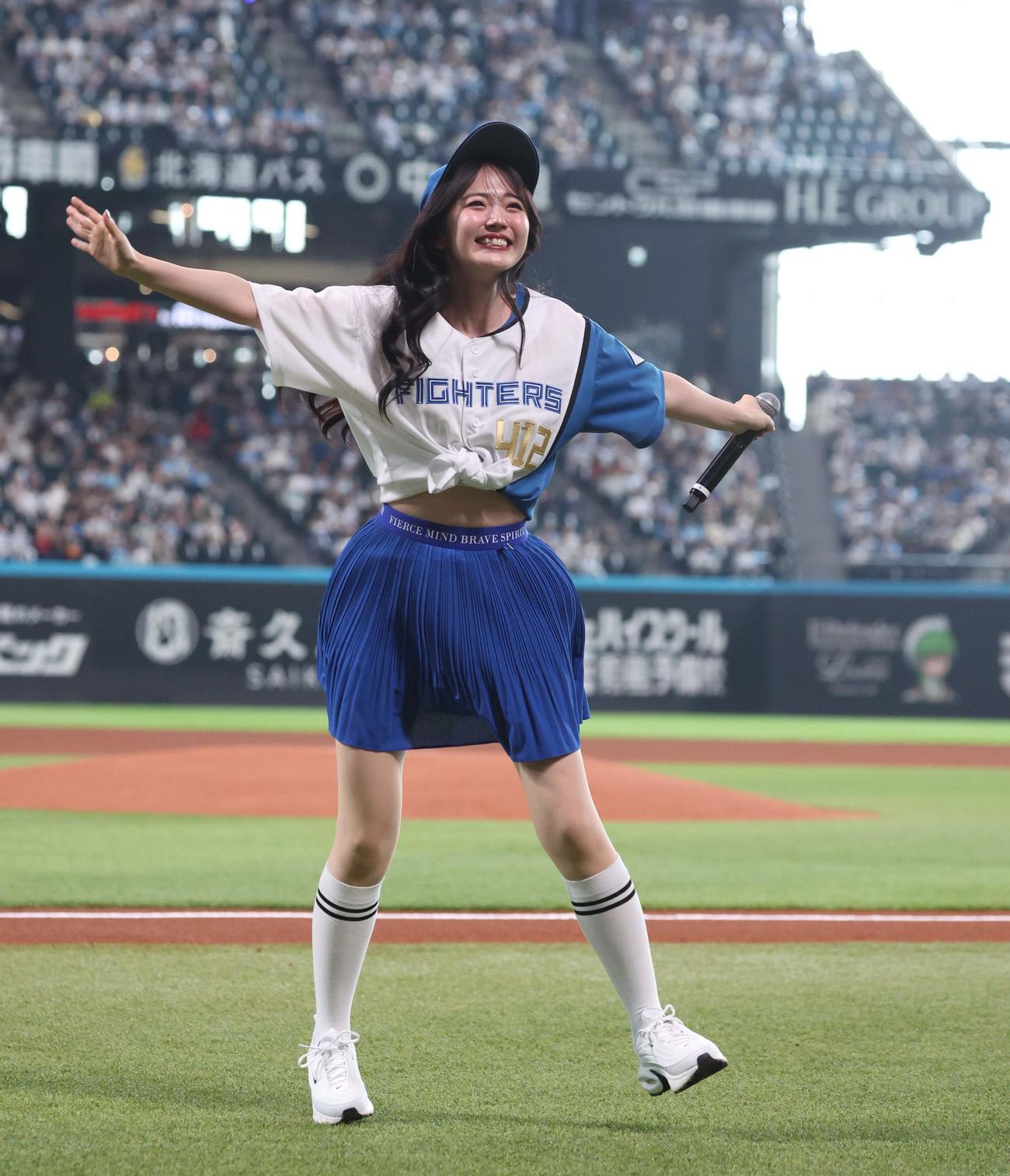 日本ハム対楽天　試合前にミニライブをする鈴木愛理（撮影・黒川智章）