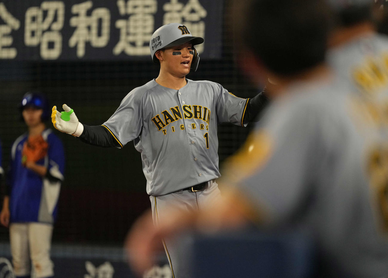DeNA対阪神　8回表阪神無死、本塁打を放ち笑顔の森下（撮影・井上学）