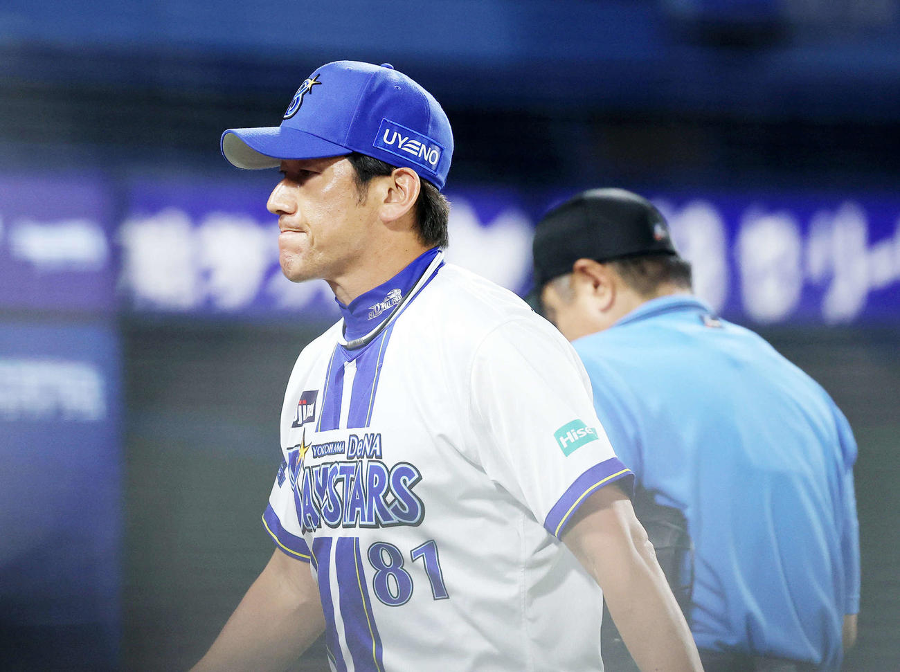 DeNA対阪神　7回表、投手交代を告げベンチに引き揚げるDeNA三浦監督（撮影・鈴木正人）