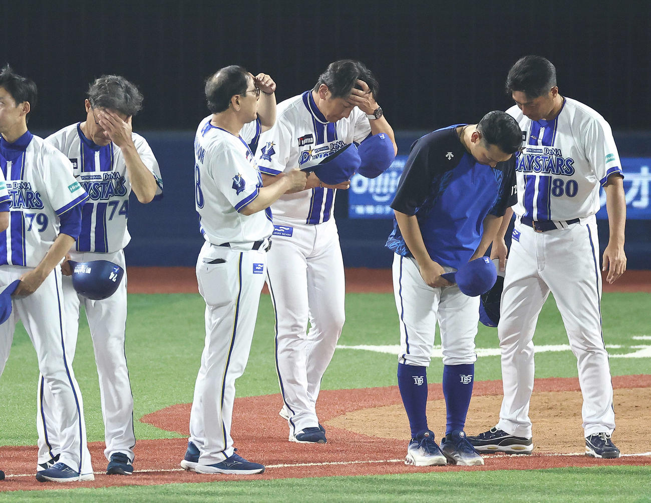 DeNA対阪神　阪神に敗れあいさつするDeNA三浦監督（中央）（撮影・河田真司）