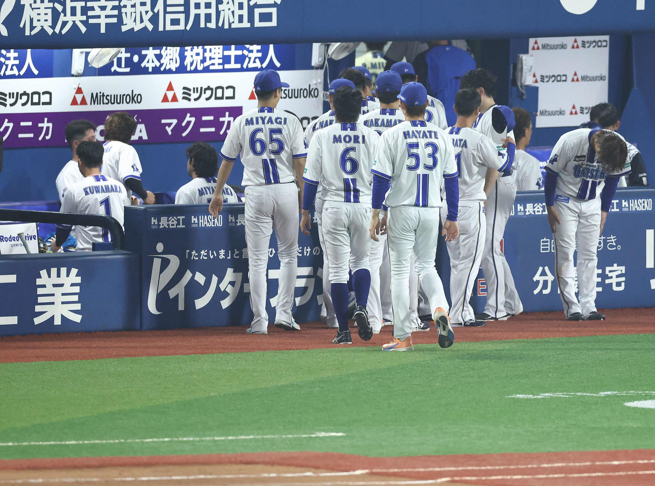 DeNA対阪神　阪神に敗れ引き揚げるDeNAナイン（撮影・河田真司）