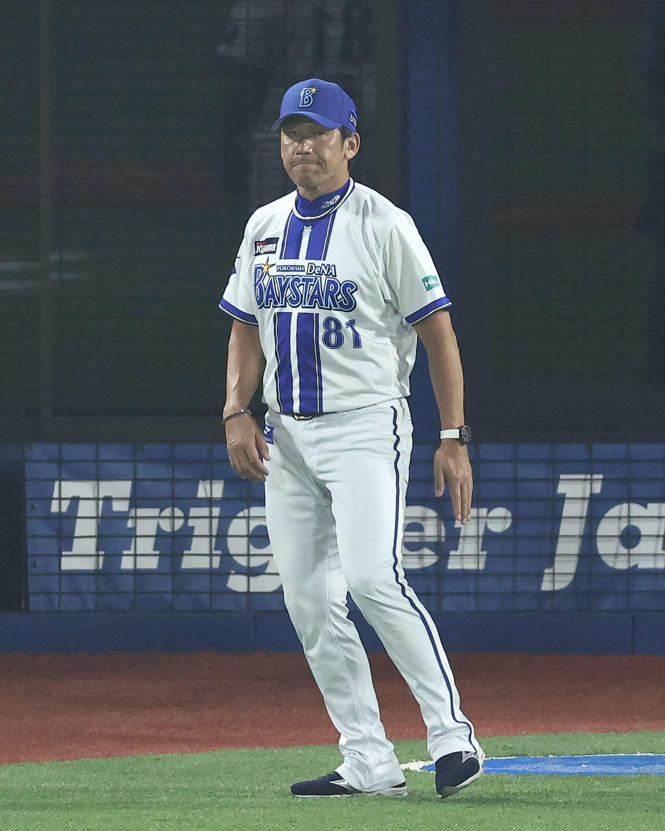 DeNA対阪神　8回裏を終え、選手交代を告げる三浦監督（撮影・河田真司）