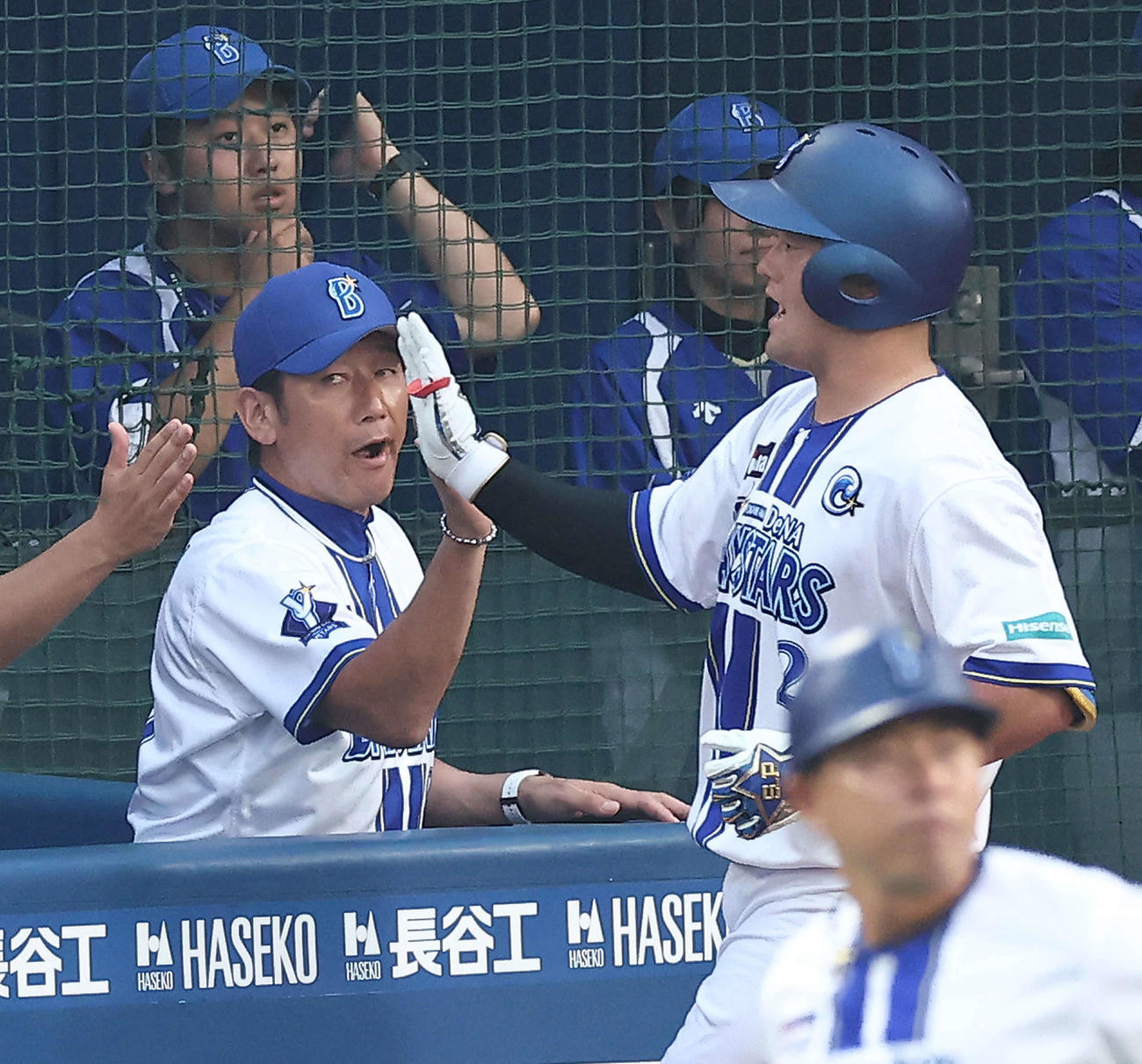 DeNA対阪神　2回裏DeNA無死、左越えソロ本塁打で生還する牧（右）を迎える三浦監督（撮影・河田真司）