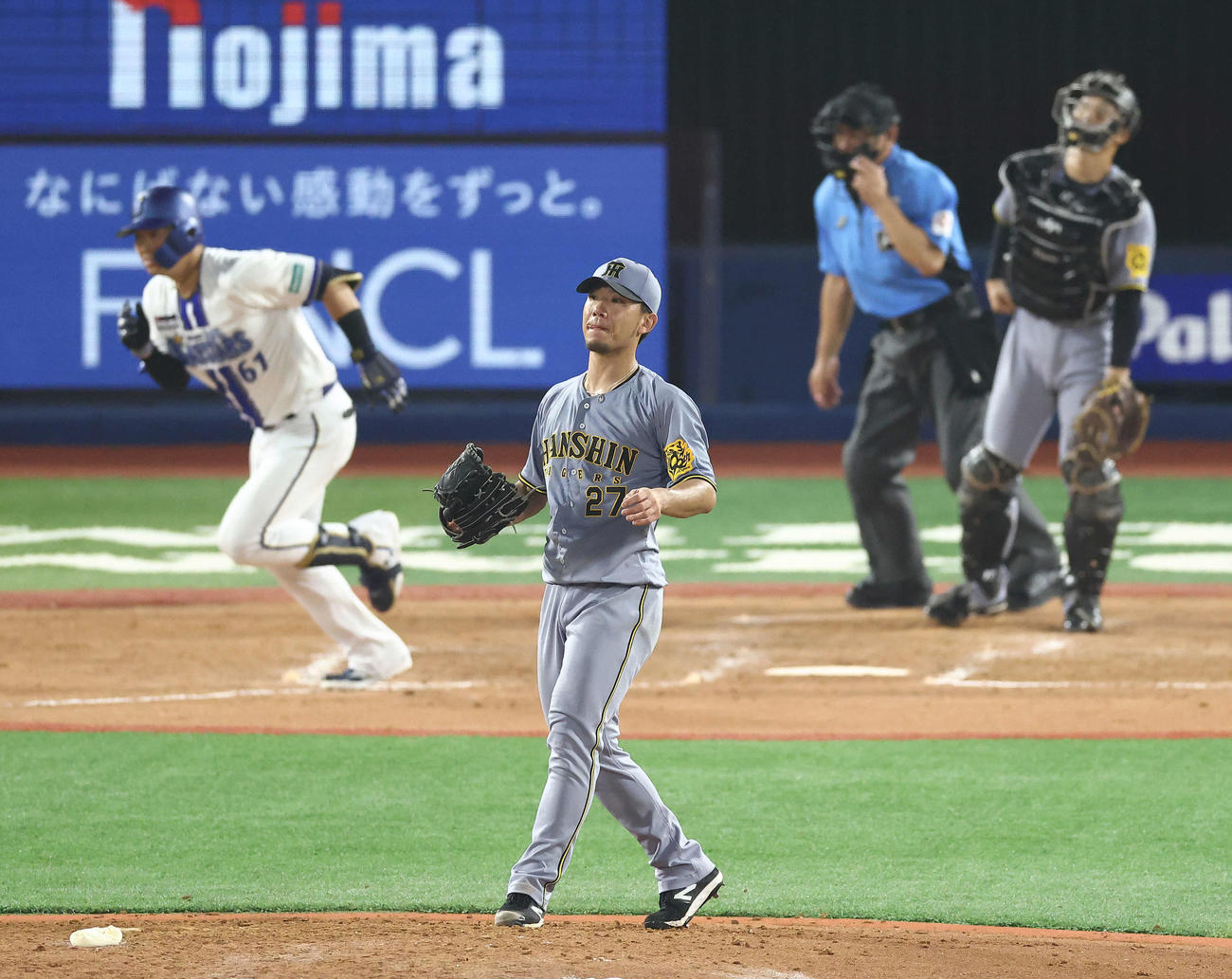 DeNA対阪神　5回裏DeNA2死、蝦名達夫を右飛に抑える伊藤将（撮影・河田真司）
