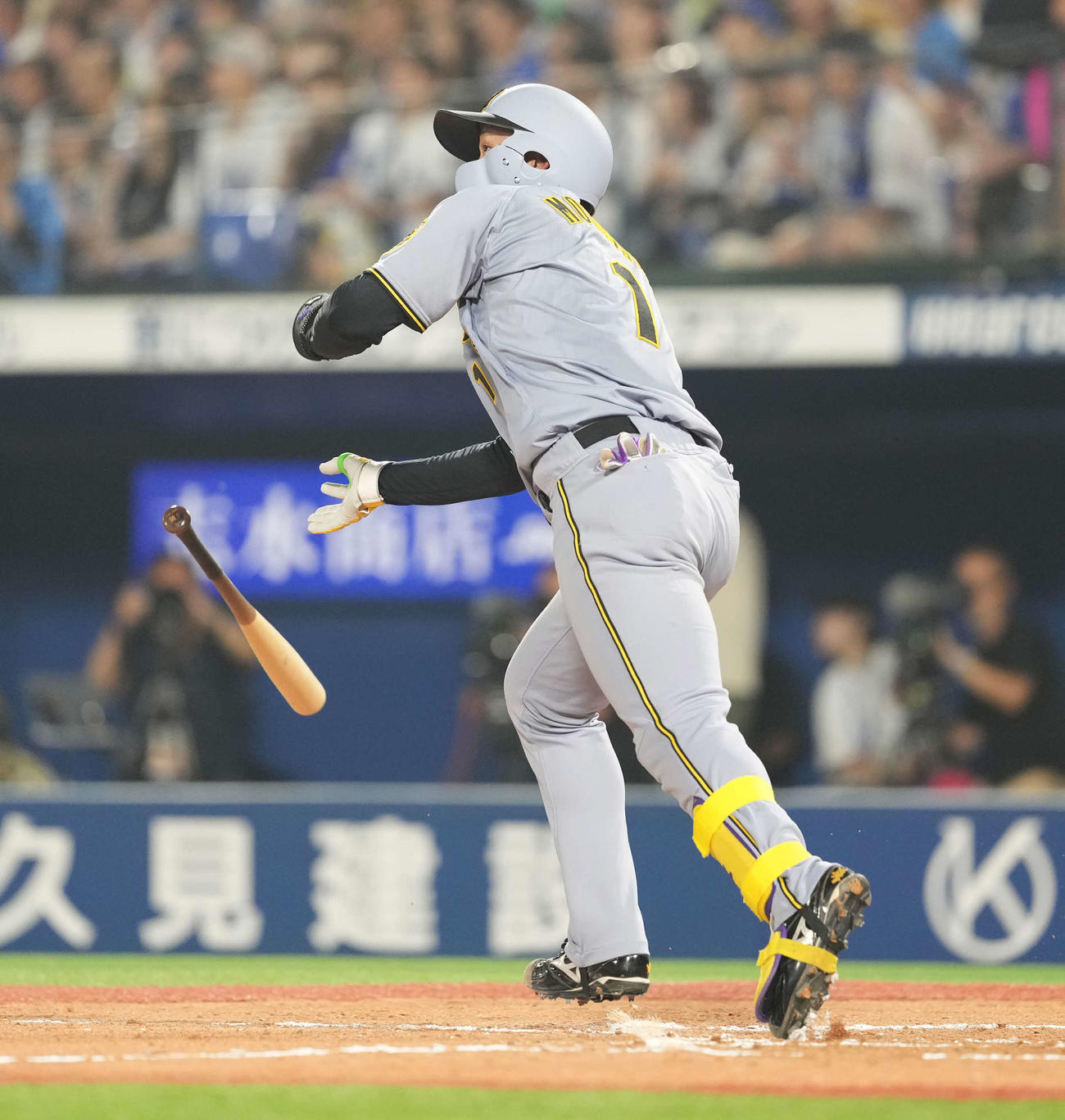 DeNA対阪神　8回表阪神無死、本塁打を放つ森下（撮影・井上学）