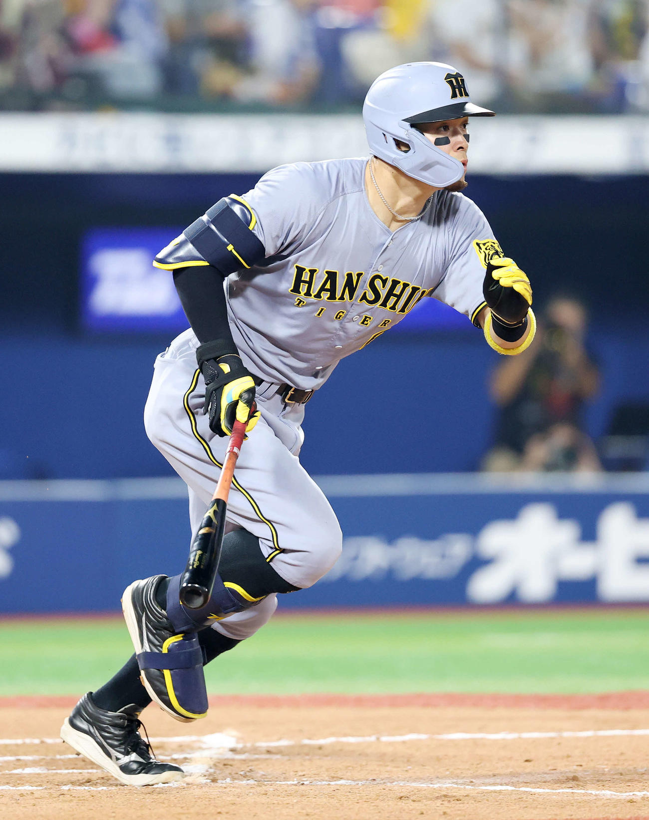 DeNA対阪神　8回表阪神無死、佐藤輝は右前打を放つ（撮影・鈴木正人）