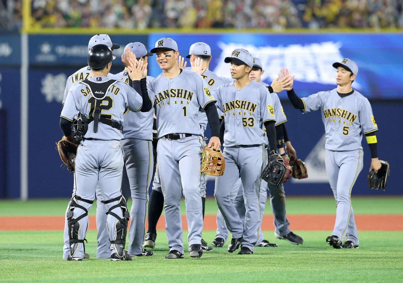 DeNA対阪神　勝利しマウンドに集まる阪神の選手たち（撮影・鈴木正人）