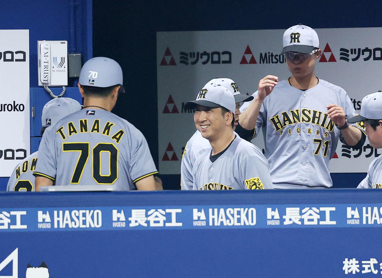 DeNA対阪神　勝利し笑顔を見せる阪神藤川監督（中央）（撮影・鈴木正人）