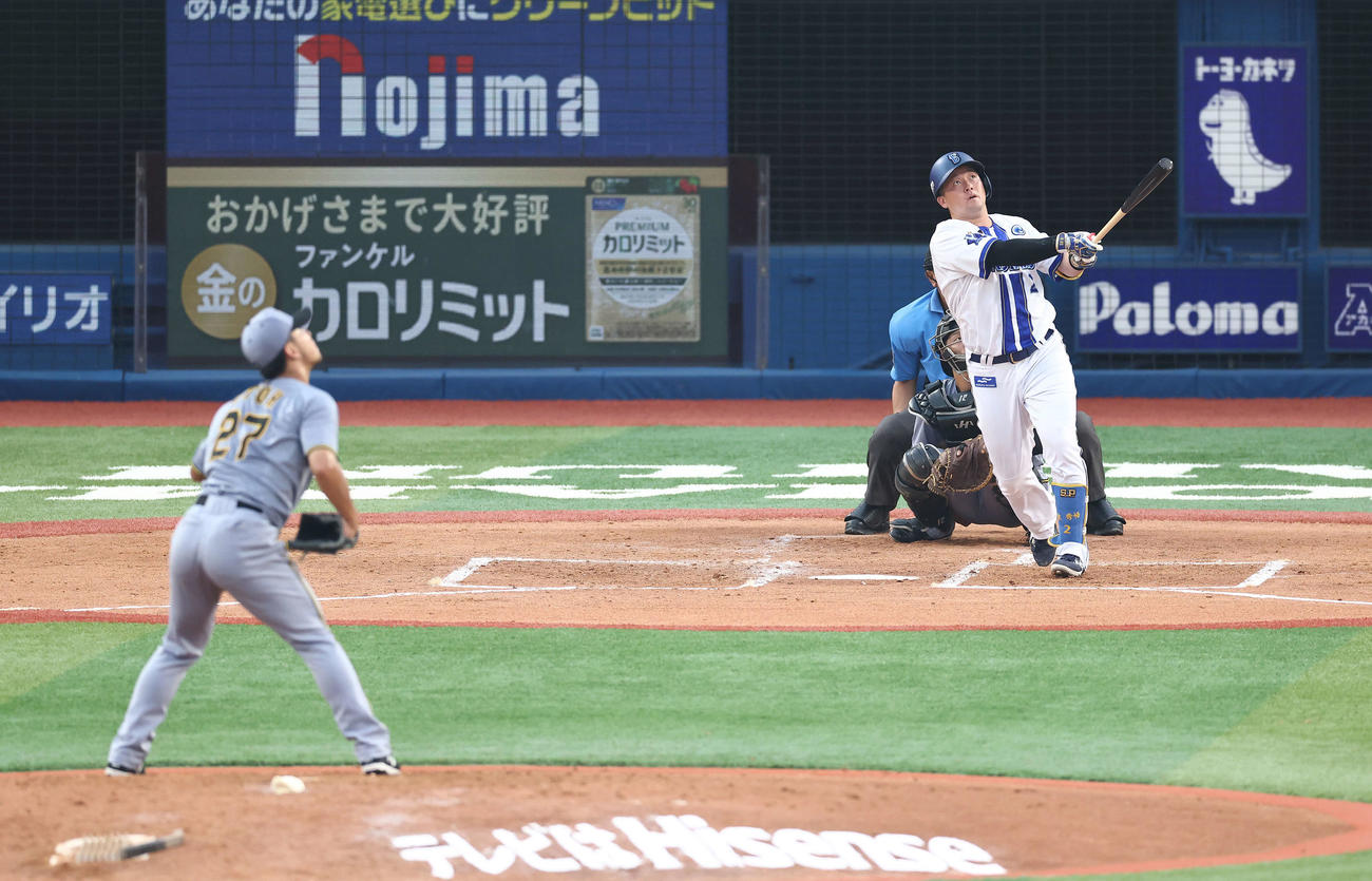 DeNA対阪神　2回裏DeNA無死、左越えソロ本塁打を放つ牧。投手伊藤将（撮影・河田真司）