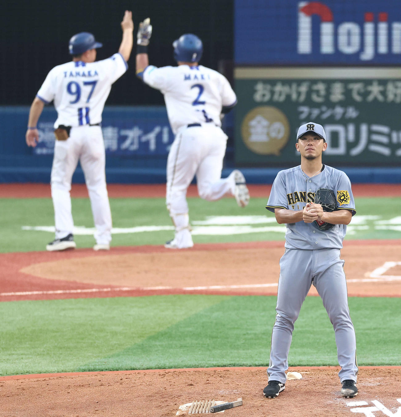 DeNA対阪神　2回裏DeNA無死、牧に左越えソロ本塁打を浴びる伊藤将（撮影・河田真司）