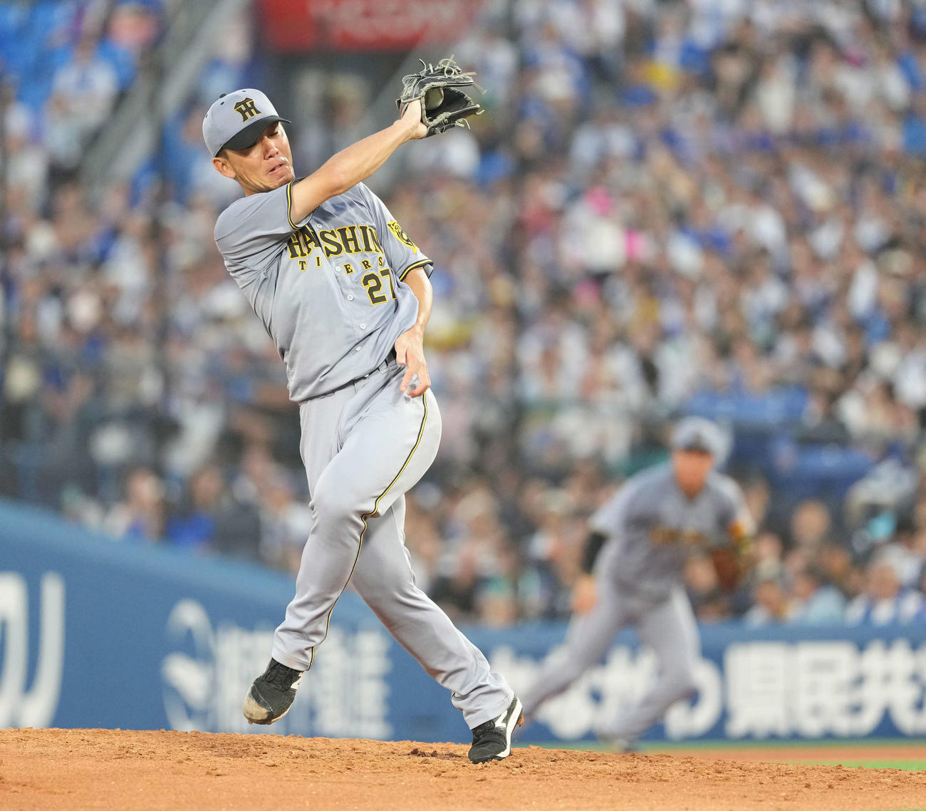DeNA対阪神　3回裏DeNA無死、石上泰輝の打球を捕球する伊藤将（撮影・井上学）
