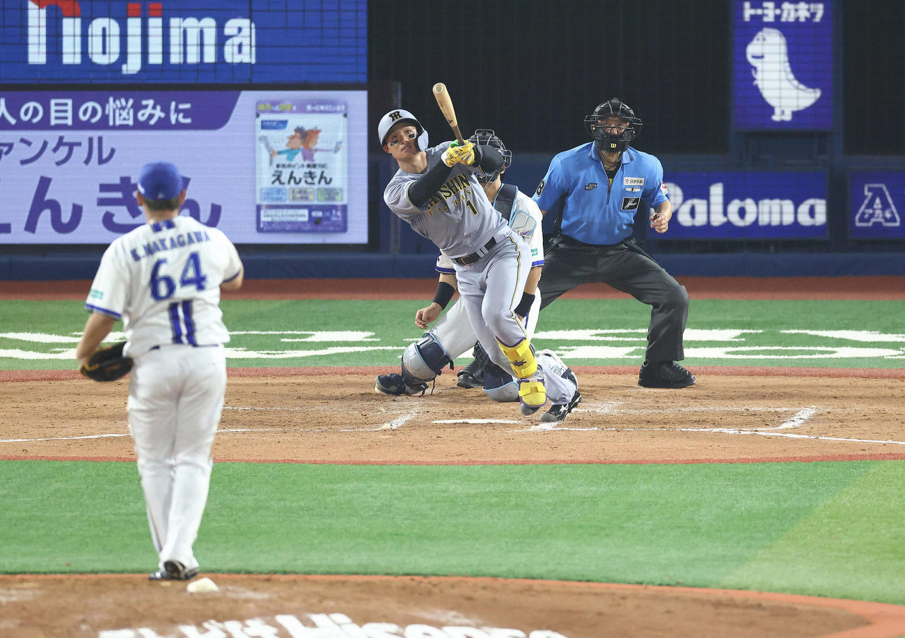 DeNA対阪神　8回表阪神無死、中越えソロ本塁打を放つ森下。投手中川（撮影・河田真司）