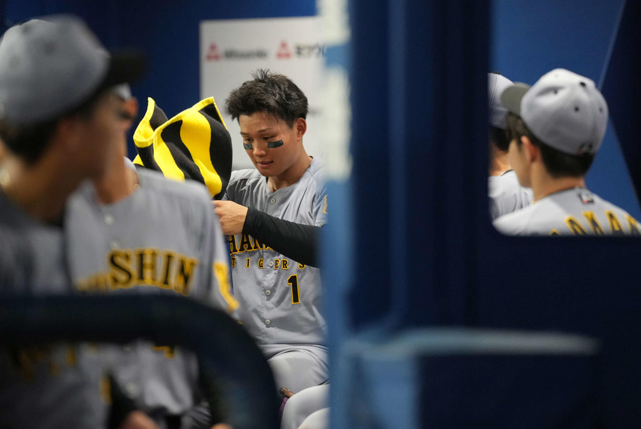 DeNA対阪神　　試合後、ベンチで汗を拭く森下（撮影・井上学）