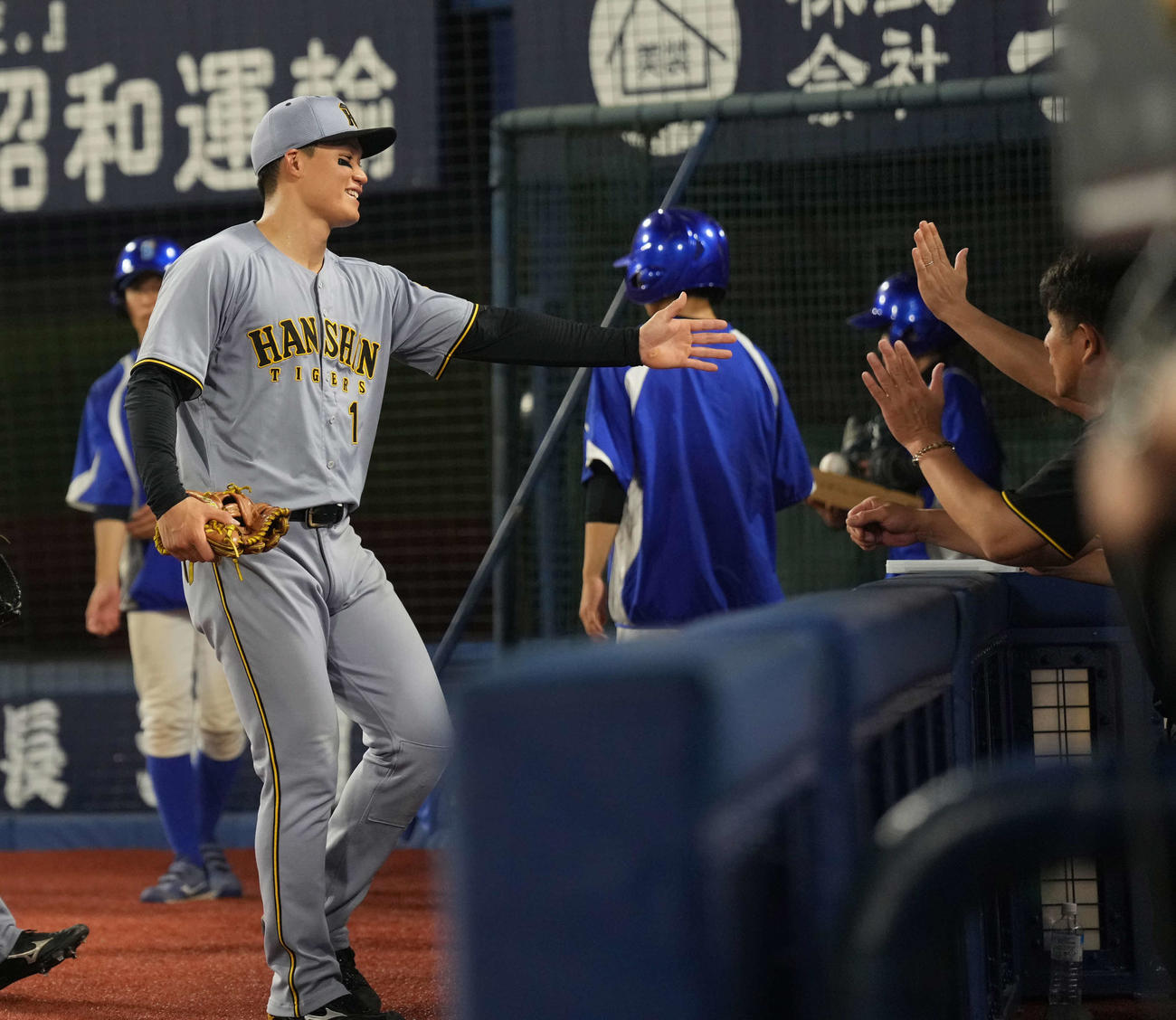 DeNA対阪神　勝利のハイタッチを交わす森下（撮影・井上学）