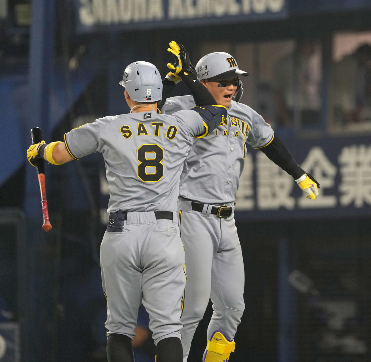 DeNA対阪神　8回表阪神無死、本塁打を放ち佐藤輝（左）とハイタッチする森下（撮影・井上学）