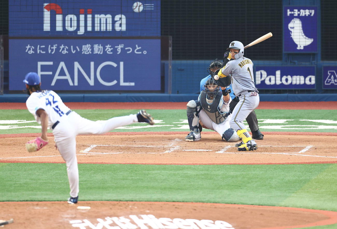 DeNA対阪神　3回表阪神1死、死球を受ける森下。投手ジャクソン（撮影・河田真司）