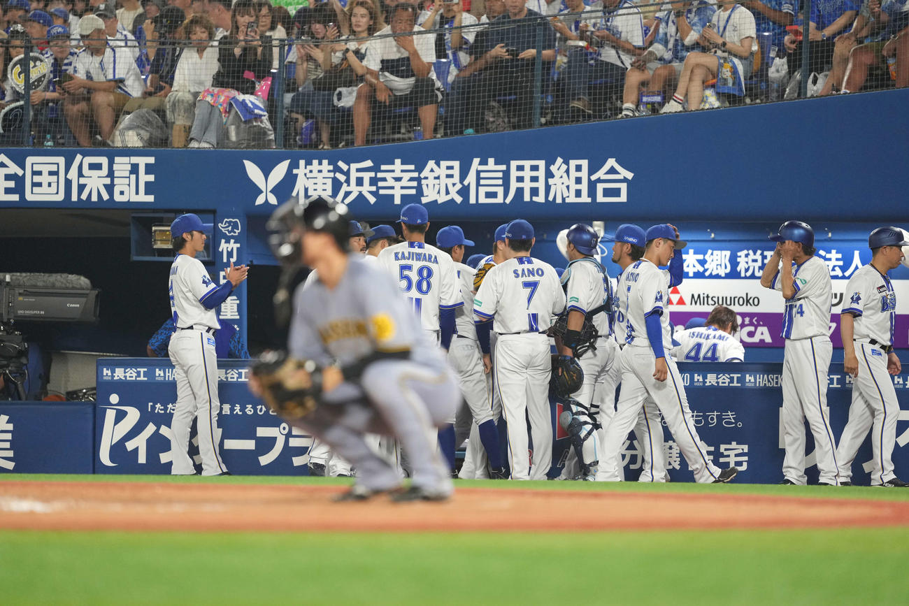 DeNA対阪神　6回、円陣を組むDeNA（撮影・井上学）