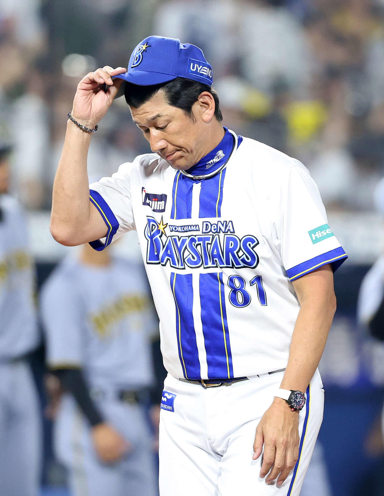 DeNA対阪神　敗戦し引き揚げるDeNA三浦監督（撮影・鈴木正人）