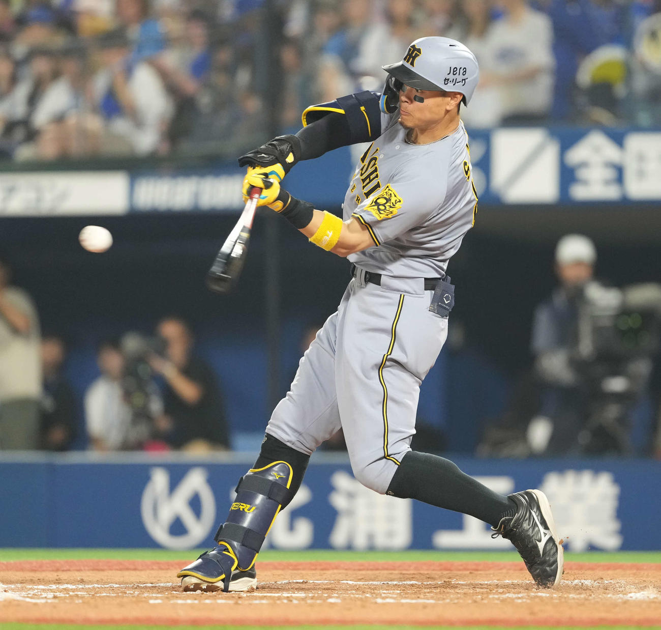DeNA対阪神　8回表阪神無死、安打を放つ佐藤輝（撮影・井上学）