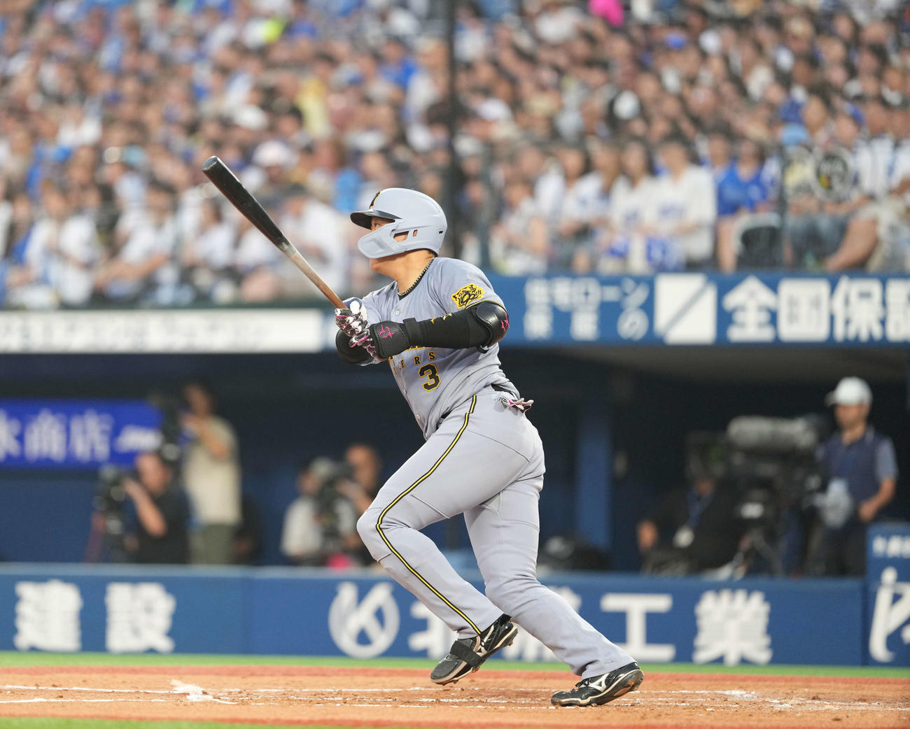 DeNA対阪神　2回表阪神2死二塁、適時二塁打を放つ大山悠輔（撮影・井上学）