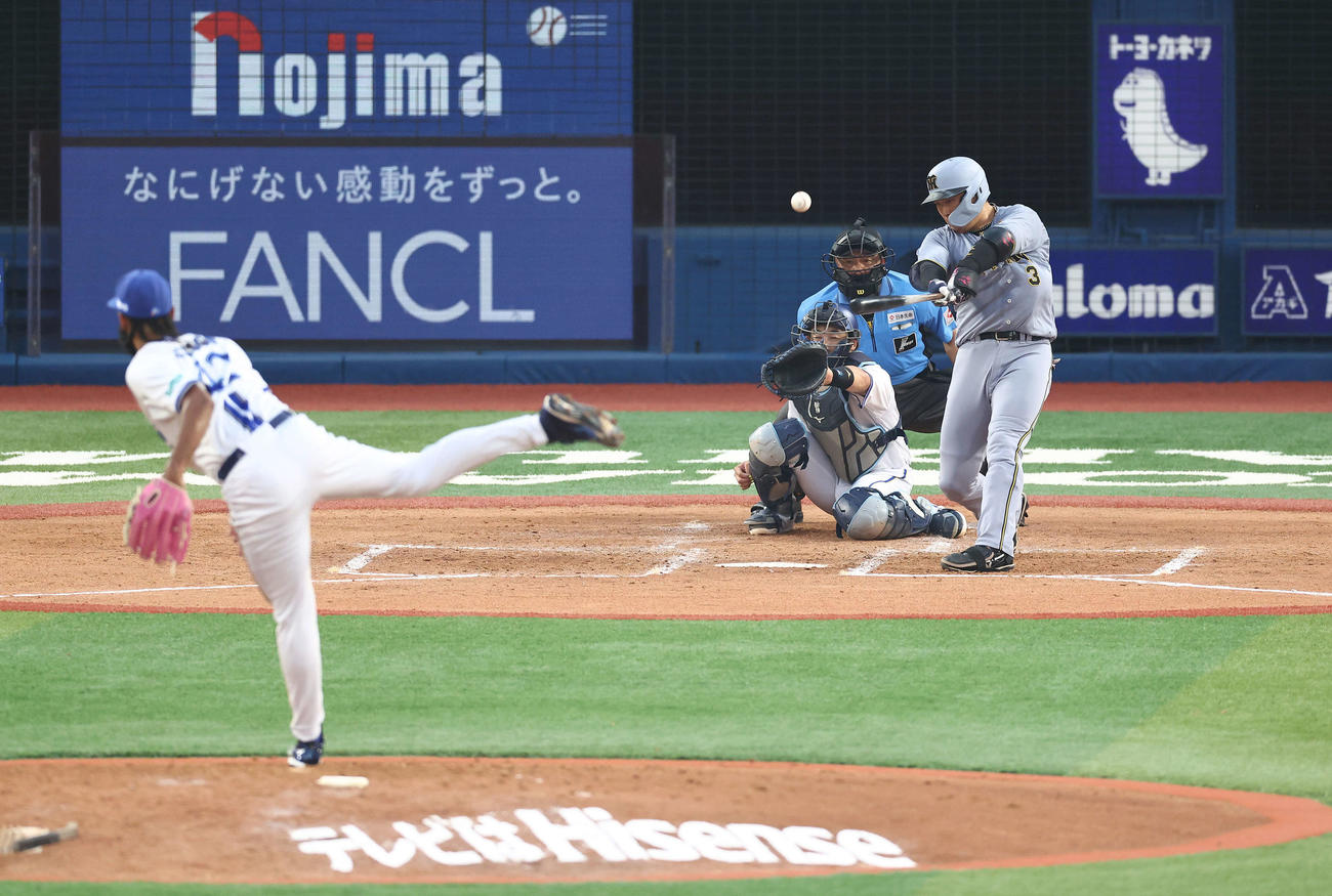 DeNA対阪神　3回表阪神2死二塁、適時二塁打を放つ大山。投手ジャクソン（撮影・河田真司）